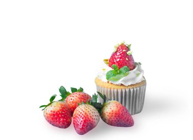 Çilekli kek, taze çilek ve beyaz izole edilmiş arka planda fıstıklı kırpma yolu. Lezzetli ve kremalı vanilyalı kek. Ev yapımı fırın konsepti.