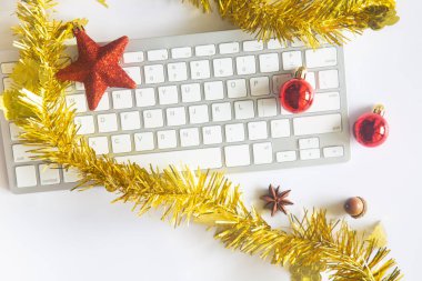 Beyaz Noel, dizüstü bilgisayarlı masa başı ofisi, dekorasyon ve bir fincan kahve ile iş malzemeleri. Metni kopyalamak için üst görünümü kullan. Kış Noel 'inde masa düzleşmişti. İş Tatili Konsepti.