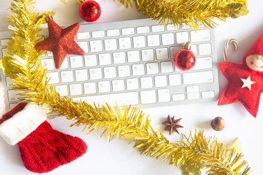 Beyaz Noel, dizüstü bilgisayarlı masa başı ofisi, dekorasyon ve bir fincan kahve ile iş malzemeleri. Metni kopyalamak için üst görünümü kullan. Kış Noel 'inde masa düzleşmişti. İş Tatili Konsepti.