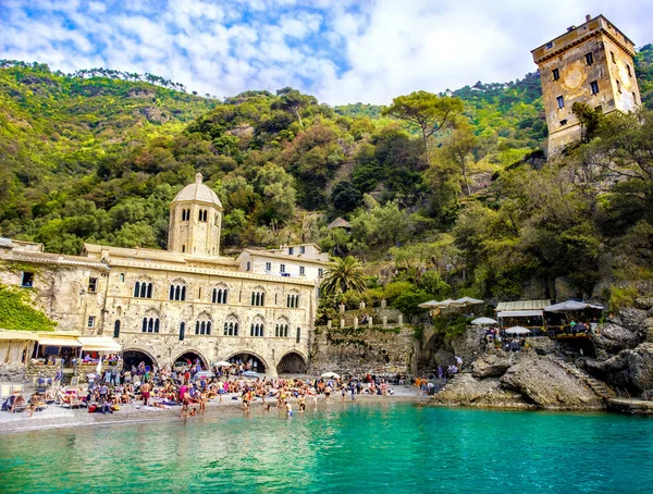 Abadía de San Fruttuoso - Génova - Liguria - lugar de culto y pequeño — Foto de Stock