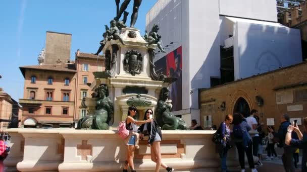 Tieners meisjes selfie Neptune fountain landmark Piazza Maggiore, Bologna vriend Europa reizen Italië — Stockvideo