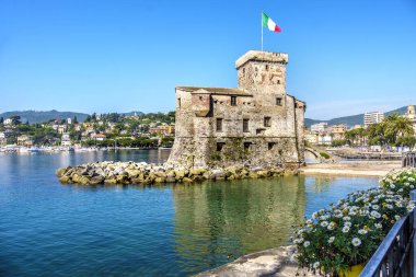 deniz İtalyan bayrağı - Rapallo Cenova Tigullio Körfezi Portofino İtalya İtalyan kaleler