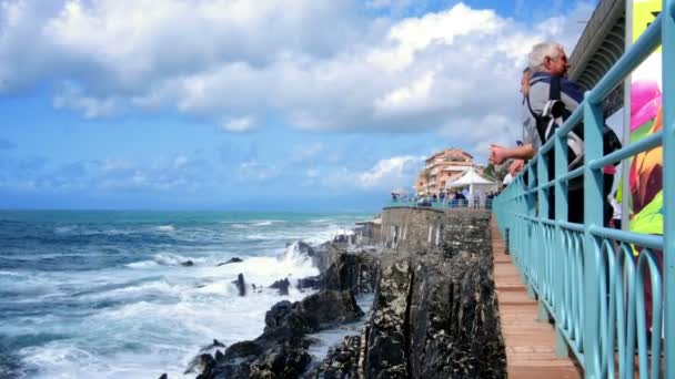 人々 考える嵐の海パッセッジャータ アニタ ガリバルディ トレイル ジェノバ イタリア — ストック動画