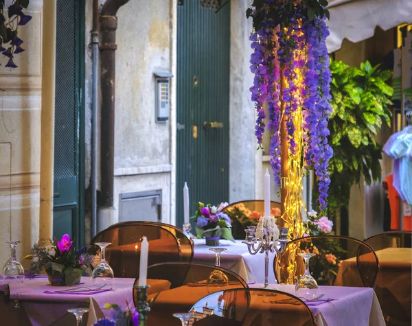 Vacío bistro cena primera cita restaurante diseño romántico al aire libre púrpura flores — Foto de Stock