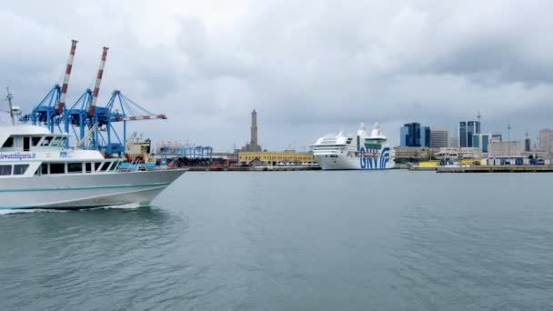 Genua Italien Sightseeing Whale Watching Tour Boot überqueren Hafen von Genua bewölkten Tag — Stockvideo