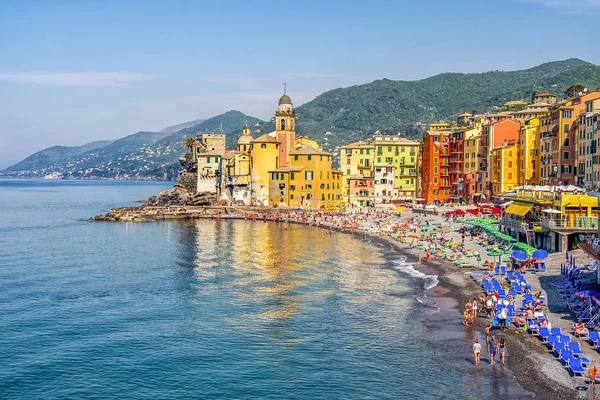 Ligurya 'nın Camogli köyünün İtalyan Riviera rengarenk plaj manzarası Cenova vilayeti