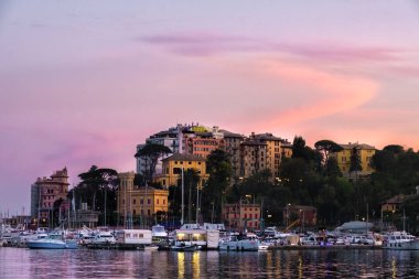 Kuzey İtalya deniz köyü günbatımı mor gökyüzü - Rapallo - Cenova temizleyin-İtalyan Rivierası