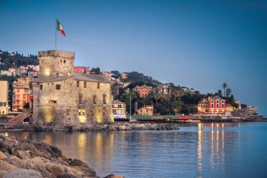 Alacakaranlıkta Rapallo Cenova İtalyan Rivierası gece İtalyan Kalesi