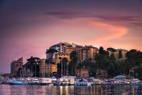 Norte de Italia pueblo mar puesta del sol viñeta cielo púrpura - Rapallo - Génova -riviera italiana - llegada de la noche — Foto de Stock