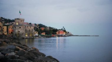 Alacakaranlıkta Rapallo Cenova İtalyan Rivierası gece İtalyan Kalesi