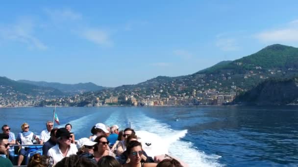 Tour snelheid bootvluchtelingen Camogli horizon — Stockvideo