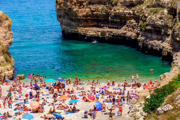 Holiday makers lagune kleine strand Polignano a Mare — Stockfoto