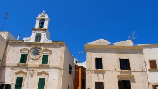 Polignano ciudad casco antiguo Matrice iglesia reloj campanario Bari Apulia Italia — Vídeos de Stock