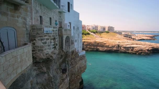 Terraza con vistas al mar balcón - Polignano a Mare - Bari - Apulia - Italia — Vídeo de stock