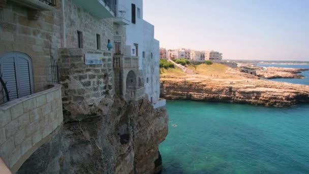 Terraço com vista para o mar varanda - Polignano a Mare - Bari - Apúlia - Itália — Vídeo de Stock