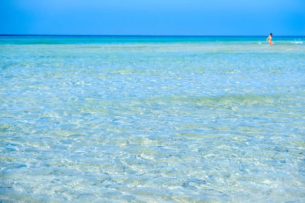 Acqua trasparente mare cristallino nelle Maldive del Salento Puglia Italia — Foto Stock