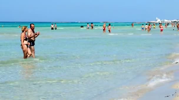 Παραθεριστές με τα πόδια παραλία Torre San Giovanni κρυστάλλινα νερά του Ιονίου — Αρχείο Βίντεο