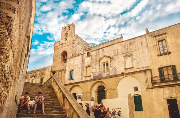 Otranto, Italie enfants assis escaliers vieille ville en dehors du basilic d'Otranto — Photo