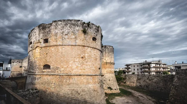 Torre del castillo cielo dramático - Otranto - Apulia - Italia —  Fotos de Stock