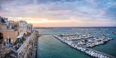 Apulia -: Salento - Otranto liman ve eski Güney İtalya Köyü