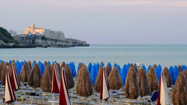 Uzak ufuk deniz kilise Cennet plaj gün batımı Vieste Gargano - İtalya — Stok video
