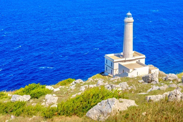 Fehér világítótorony szikla néznek seascape nappali Punta Palascia Otranto Salento Olaszország — Stock Fotó