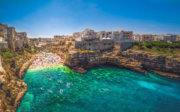 Färgglada södra Italien village i Puglia i den stad av Polignano — Stockfoto