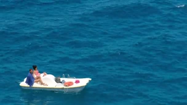 Paddel båt par på semester — Stockvideo