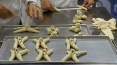 ekmek fırıncı fabrika boynuz şeklinde yapma eller