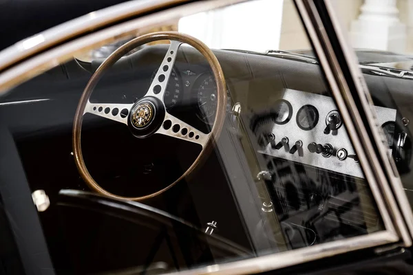 Scaunul șoferului auto interior de epocă al unui Jaguar E-Type — Fotografie, imagine de stoc