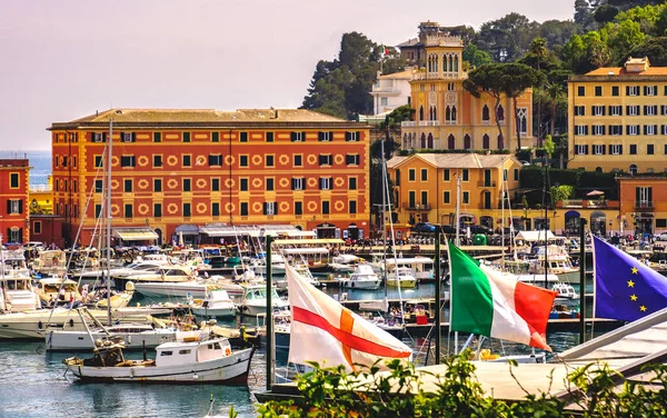 Banderas de génova europeas italianas fondo riviera italiana pueblo Santa Margherita Ligure — Foto de Stock