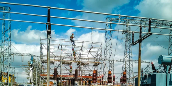 Wegenwerkers werk elektriciteit distributie primaire onderstation werknemers — Stockfoto