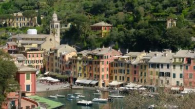 Portofino pitoresk köy kilisenin çan kulesi İtalyan renkli Town - Cenova - İtalya