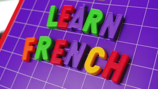 Lär dig franska språket alfabetet på magneter bokstäver — Stockvideo