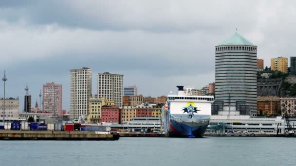 Skyline Génova desde el puerto con rascacielos Matitone — Vídeo de stock