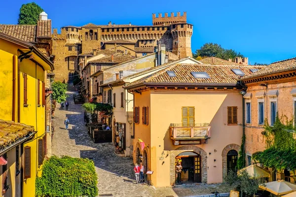 Ortaçağ şehir binaları Gradara İtalya renkli evler köy sokakları — Stok fotoğraf