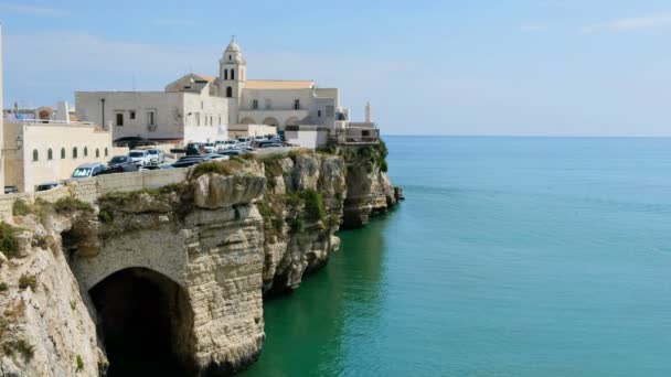 Iglesia acantilado pendiente por el mar Chiesa San Francesco Vieste pueblo costero Gargano Apulia Italia — Vídeo de stock