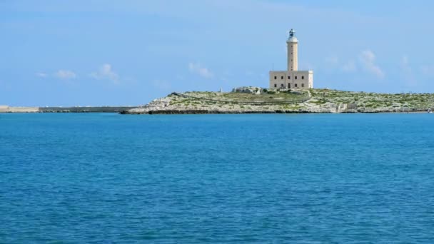 Faro di Vieste - Vieste vuurtoren zee achtergrond - gebied Gargano, regio Apulië, Italië — Stockvideo