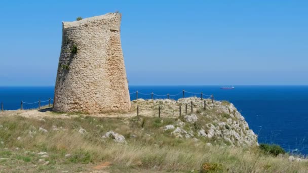 Salento campiña torre de vigilancia panorámica torre de mar costera Sant Emiliano Otranto Apulia Italia — Vídeo de stock