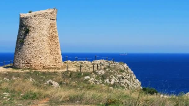 Salento campiña torre de vigilancia panorámica torre de mar costera Sant Emiliano Otranto Apulia Italia — Vídeos de Stock