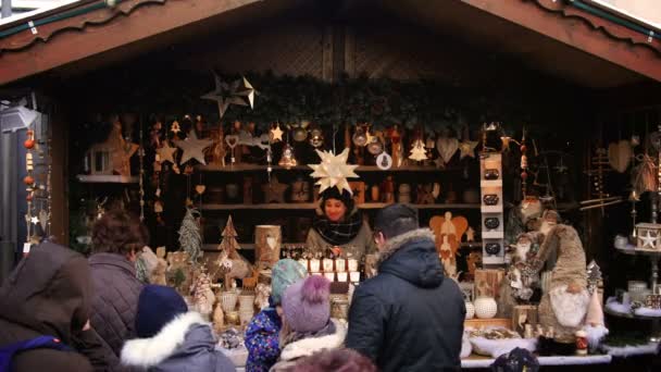 Dřevěný vánoční trh stánek usmívající se dívka lidé prosince zaplňují Evropu — Stock video
