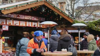 Noel pazarı gıda durak insanlar Aralık Avrupa kalabalık.