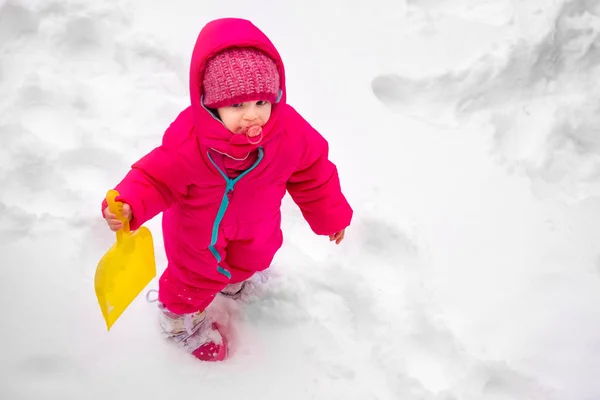 小さな赤ちゃん女の子ビュー再生雪 wearpink 子スキー スーツ冬 — ストック写真