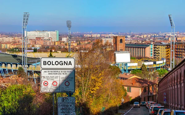 Bologna Straßenschild Antennenpanorama Ansicht der Stadt auf den Hügel San Luca Heiligtum Torbogen colli bolognesi — Stockfoto