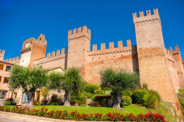 Gradara müstahkem köy duvarlar - Pesaro Marche İtalyan Simgesel Yapı