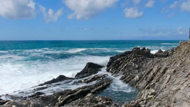Συντριβή κυμάτων βράχια φόντο γαλάζιο ορίζοντα στη θάλασσα scape — Αρχείο Βίντεο