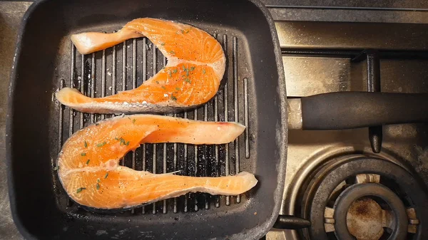 Cozinhar salmão cru no fundo fogão grelha horizontal — Fotografia de Stock