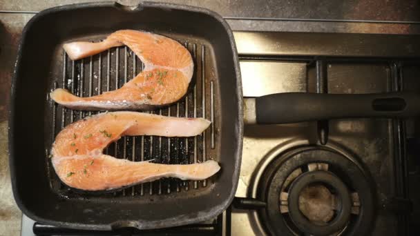 Cocinar salmón crudo en el fondo de la estufa de la parrilla — Vídeos de Stock