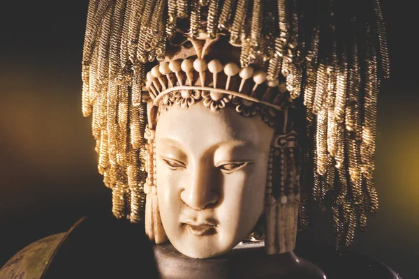 Feminino buddha indiana estátua cabeça retrato fundo — Fotografia de Stock