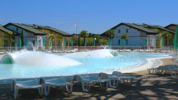 Порожній басейн у відпустку резиденції сонячний день — стокове відео